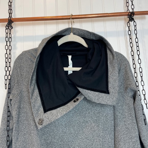 LULUEMON Savasana Wrap Drape Jacket Size 4 - Gray Mock Neck Pocket Asymmetrical - Picture 3 of 10